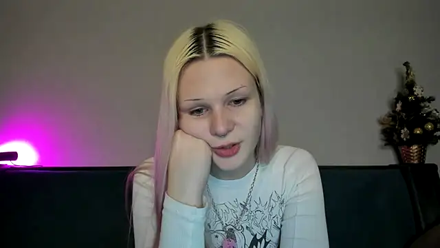 Snapshot of sashakiss99 chatting on December 9, 7:18 pm sashakiss99 online show from December 9, 7:18 pm