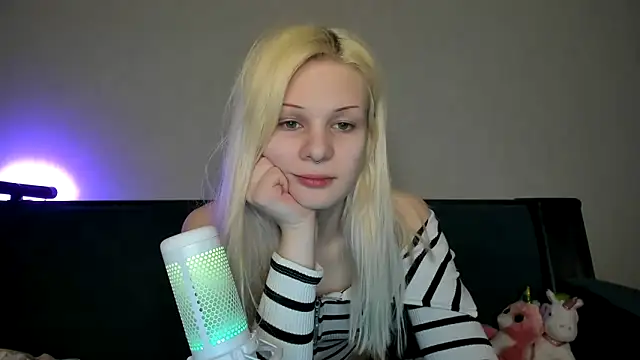 Snapshot of sashakiss99 chatting on March 6, 5:22 pm sashakiss99 online show from March 6, 5:22 pm