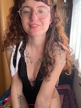 Snapshot of _foxygirl_ chatting on April 18, 9:13 am foxygirl online show from April 18, 9:13 am