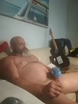 Snapshot of iambradz chatting on October 31, 4:52 pm iambradz online show from October 31, 4:52 pm