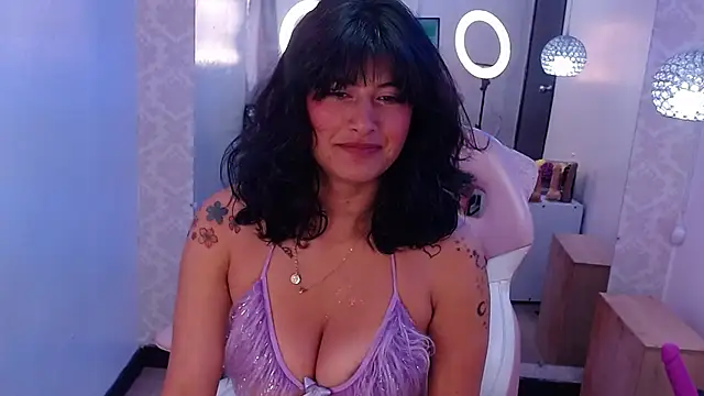 Snapshot of candy_lux_ chatting on February 13, 2:31 pm candy lux online show from February 13, 2:31 pm