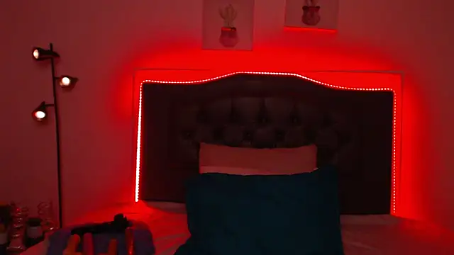 Snapshot of candy_lux_ chatting on March 3, 7:42 pm candy lux online show from March 3, 7:42 pm