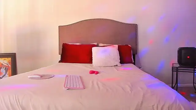 yiauana online show from December 13, 7:53 pm