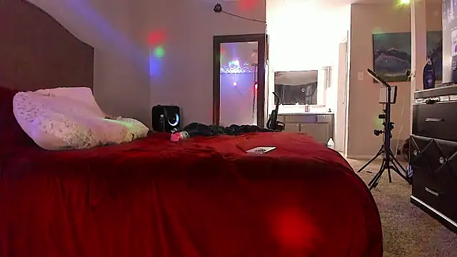 yiauana online show from February 4, 1:11 am