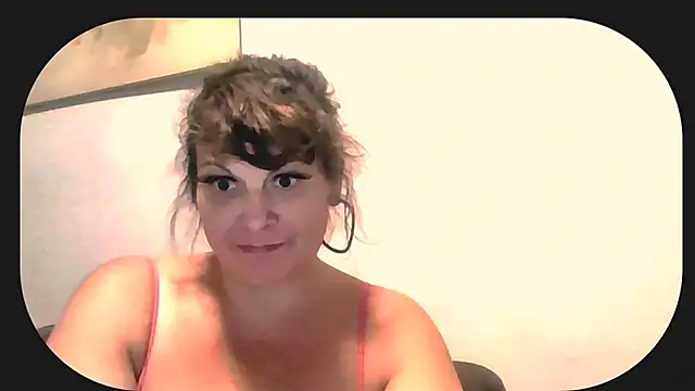 Snapshot of HeyyImHarlowe chatting on October 2, 1:34 am HeyyImHarlowe online show from October 2, 1:34 am