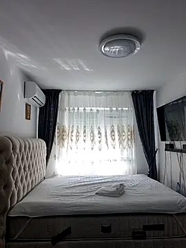 AvaLloyd online show from March 20, 1:04 pm