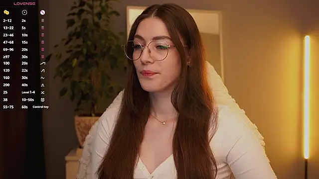 Snapshot of Ester_Hill chatting on November 18, 1:11 am Ester Hill online show from November 18, 1:11 am