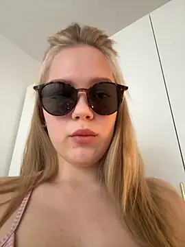 Snapshot of Little_Forest_ELF chatting on October 31, 11:44 am Little Forest ELF online show from October 31, 11:44 am