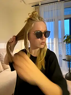 Snapshot of Little_Forest_ELF chatting on November 10, 11:53 am Little Forest ELF online show from November 10, 11:53 am