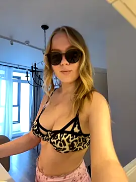 Snapshot of Little_Forest_ELF chatting on November 23, 8:47 am Little Forest ELF online show from November 23, 8:47 am