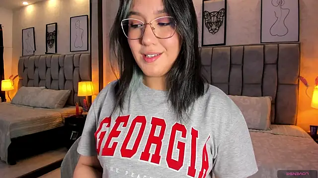 Snapshot of sweet--emily chatting on December 22, 3:00 am sweet--emily online show from December 22, 3:00 am