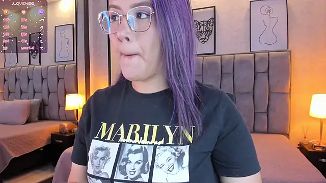 Snapshot of sweet--emily chatting on January 21, 3:48 am sweet--emily online show from January 21, 3:48 am