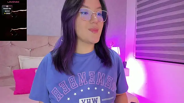 Snapshot of sweet--emily chatting on October 1, 3:23 am sweet--emily online show from October 1, 3:23 am