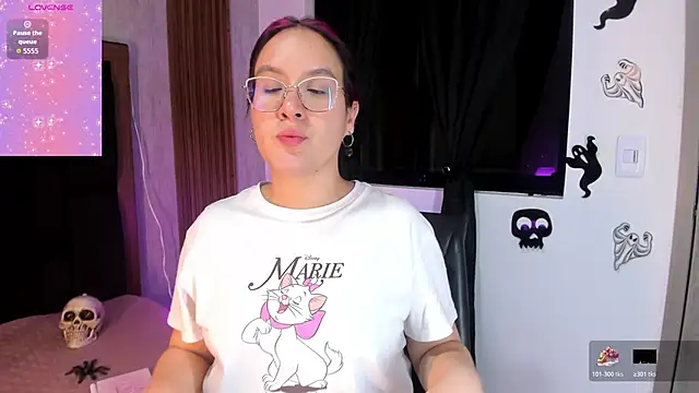 Snapshot of sweet--emily chatting on October 31, 3:51 am sweet--emily online show from October 31, 3:51 am