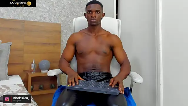 Snapshot of nicolaskan chatting on December 14, 3:04 pm nicolaskan online show from December 14, 3:04 pm