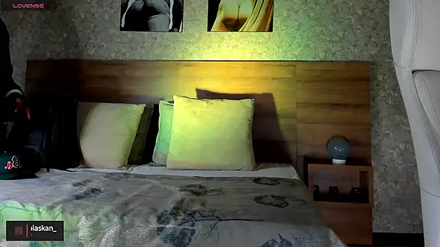 Snapshot of nicolaskan chatting on December 31, 10:58 am nicolaskan online show from December 31, 10:58 am