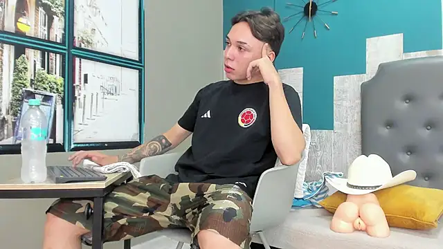 Snapshot of Rhaegal_hot chatting on December 8, 4:50 pm Rhaegal hot online show from December 8, 4:50 pm