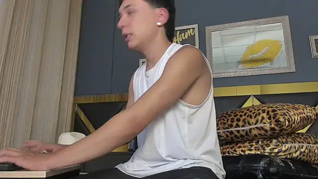 Snapshot of Rhaegal_hot chatting on February 6, 12:48 pm Rhaegal hot online show from February 6, 12:48 pm