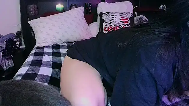 CrystalLakeXO online show from January 17, 8:08 am