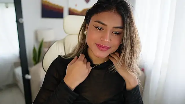 Snapshot of SaraParisi chatting on December 5, 8:44 pm SaraParisi online show from December 5, 8:44 pm