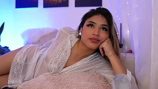 Snapshot of SaraParisi chatting on December 13, 2:32 am SaraParisi online show from December 13, 2:32 am