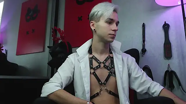 Joseph  Quinn online show from December 21, 9:44 am