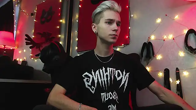 Joseph  Quinn online show from December 23, 11:04 am