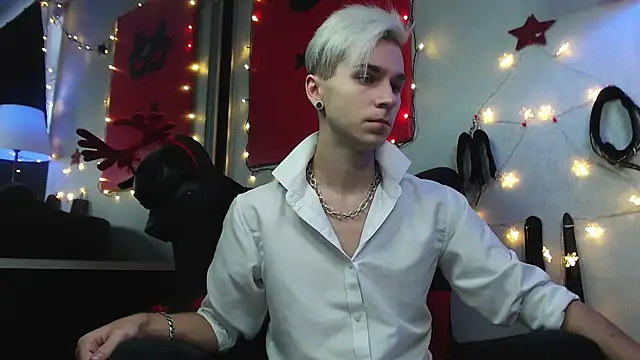 Joseph  Quinn online show from December 24, 8:22 am