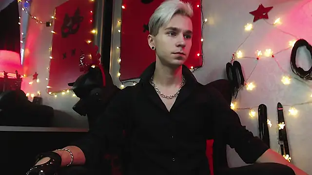 Joseph  Quinn online show from December 26, 8:07 am