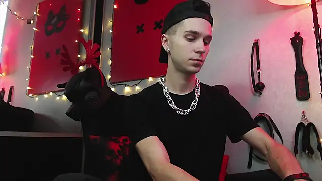 Joseph  Quinn online show from January 4, 9:00 am