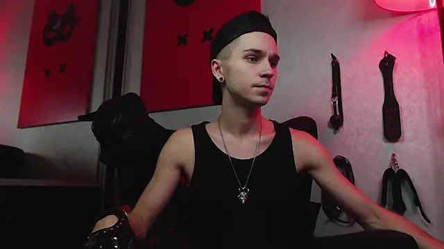 Joseph  Quinn online show from January 24, 9:05 pm