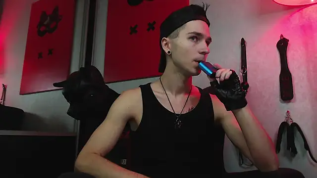 Joseph  Quinn online show from February 1, 2:24 pm