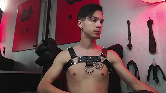 Joseph  Quinn online show from February 24, 8:17 am