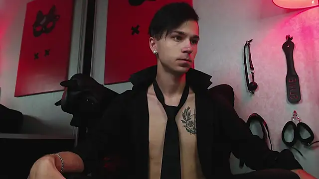 Joseph  Quinn online show from February 27, 8:06 am