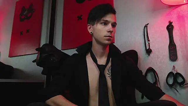 Joseph  Quinn online show from February 27, 11:10 am