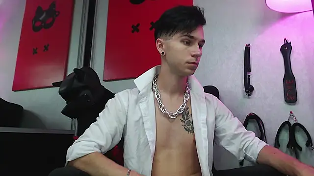 Joseph  Quinn online show from March 18, 8:03 am