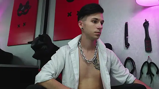 Joseph  Quinn online show from March 18, 11:08 am