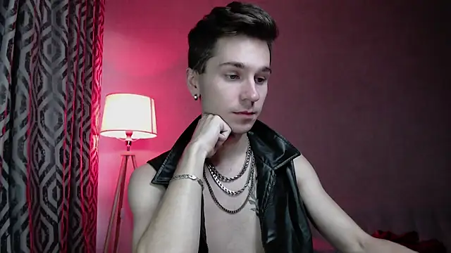 Joseph  Quinn online show from October 6, 12:24 pm