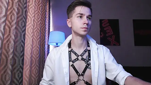 Joseph  Quinn online show from October 22, 4:02 am