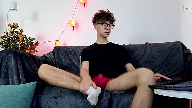 Joseph  Quinn online show from February 17, 1:35 am