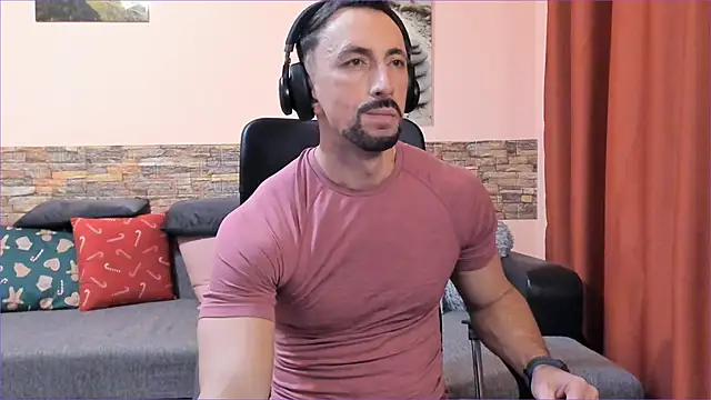 HotHunkTrainer online show from February 25, 5:25 pm