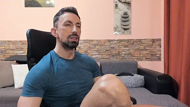 Snapshot of HotHunkTrainer chatting on June 13, 8:01 am HotHunkTrainer online show from June 13, 8:01 am