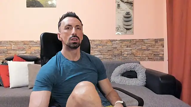 HotHunkTrainer online show from June 18, 8:25 am