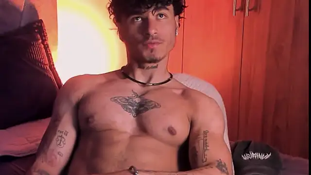 Snapshot of Thomas_Fit1 chatting on September 18, 3:52 am Thomas Fit1 online show from September 18, 3:52 am