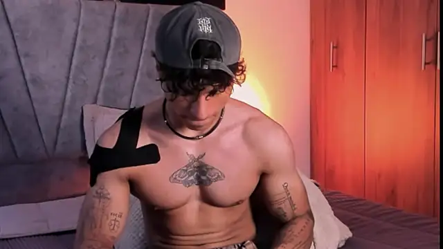 Snapshot of Thomas_Fit1 chatting on October 8, 5:43 pm Thomas Fit1 online show from October 8, 5:43 pm