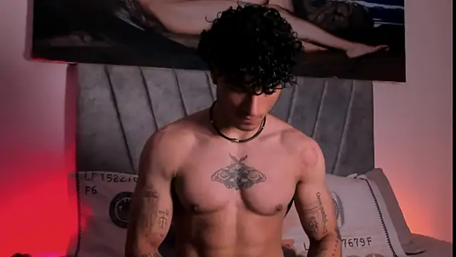 Snapshot of Thomas_Fit1 chatting on December 15, 3:33 am Thomas Fit1 online show from December 15, 3:33 am