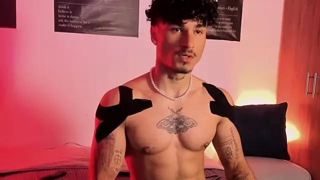 Snapshot of Thomas_Fit1 chatting on February 10, 3:32 am Thomas Fit1 online show from February 10, 3:32 am