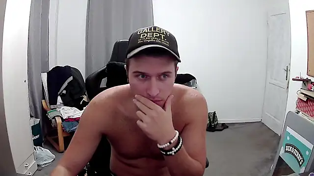 Snapshot of PKrisztian chatting on October 6, 7:22 pm PKrisztian online show from October 6, 7:22 pm