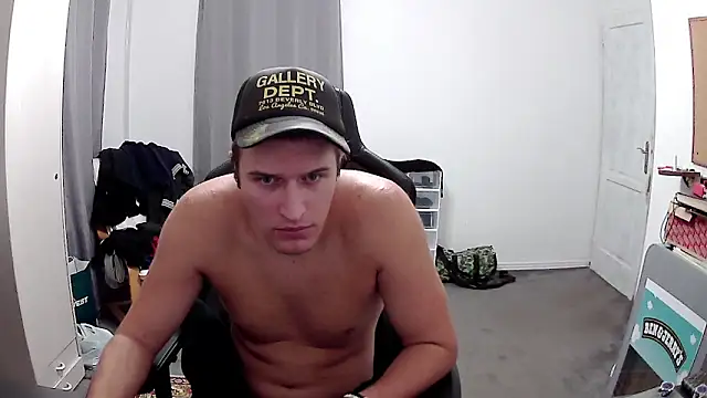 Snapshot of PKrisztian chatting on October 19, 9:37 pm PKrisztian online show from October 19, 9:37 pm