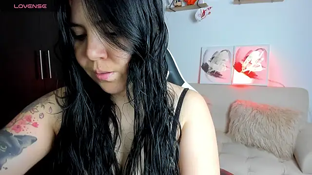 Snapshot of AilynRed chatting on May 5, 3:58 am AilynRed online show from May 5, 3:58 am